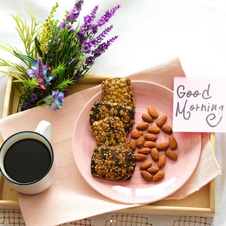 Можно ли включать сухие завтраки в ежедневный рацион?Диетологи имеют разное мнение о пользе и вреде сухих завтраков, что связано с особенностями производства разных видов хлопьев и использования вкусовых добавок, усилителей вкуса.⠀👩‍🎓Сухие завтраки делают из зерен злаковых культур: кукурузы, риса, пшеницы, гречки. Процесс проходит в несколько этапов. Вначале зерно измельчают в муку, затем подвергают нагреванию или жарке. Полученное сырье смешивают с дополнительными ингредиентами (водой, сахаром, шоколадом) и формируют хлопья. На заключительном этапе их высушивают и убирают лишнюю влагу.