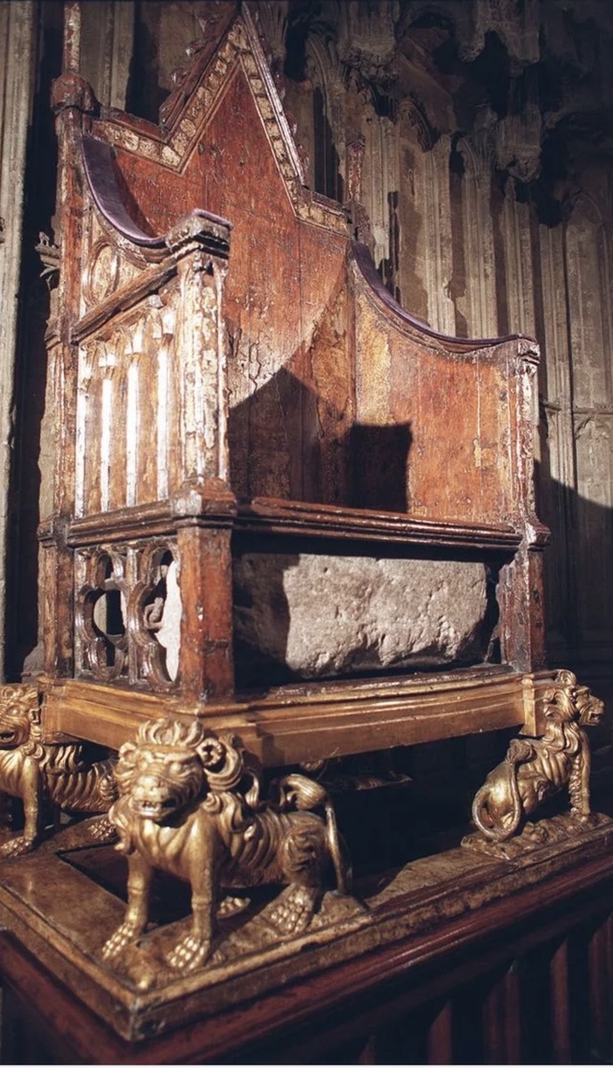 «Сконский камень» у основания коронационного трона