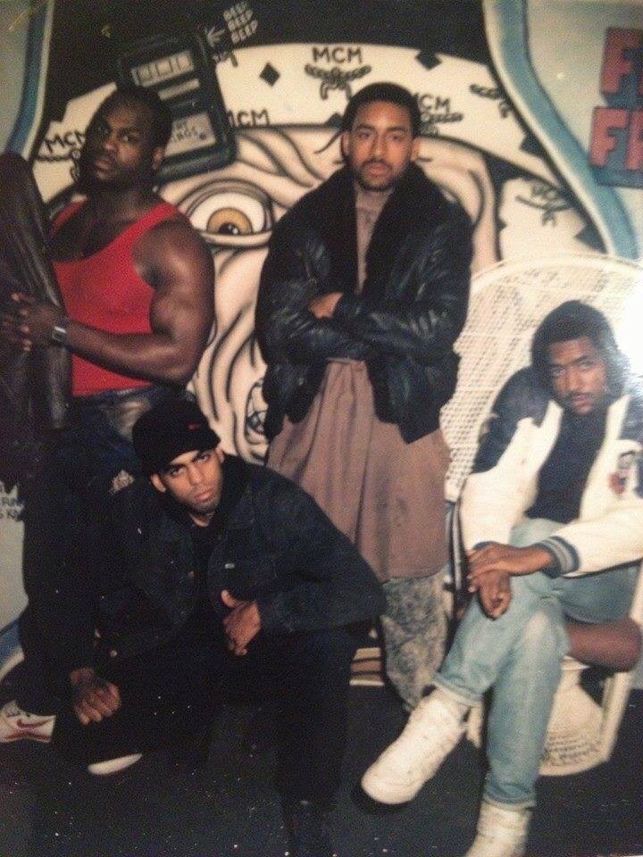 На фото слева направо  Crush   Master   Saladeen ,  Muhammad   Islam ( Master   E ),  Big   F на стуле,  Seville на корточках внизу.