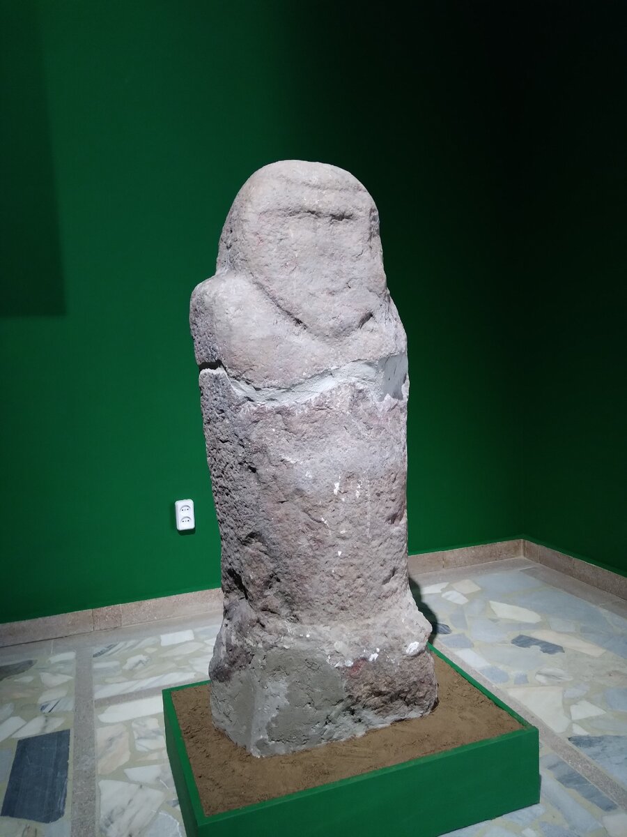 Некоторые из этих «Половецких каменных баб» хорошо детализованы, но эта не особо. Экспонат Энгельсского краеведческого музея. - Фото автора.