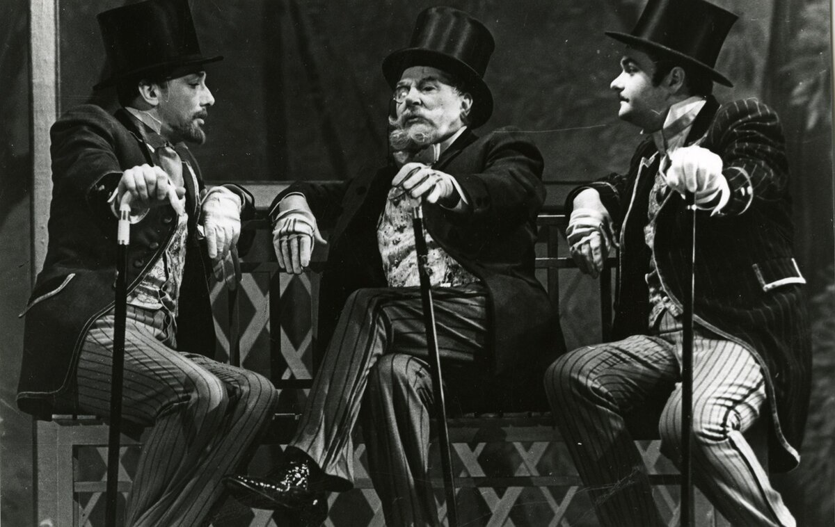 Никита Подгорный (Телятев), Владимир Кенигсон (Кучумов), Вячеслав Езепов (Глумов) в спектакле "Бешеные деньги". Малый театр. Постановка - Леонида Варпаховского