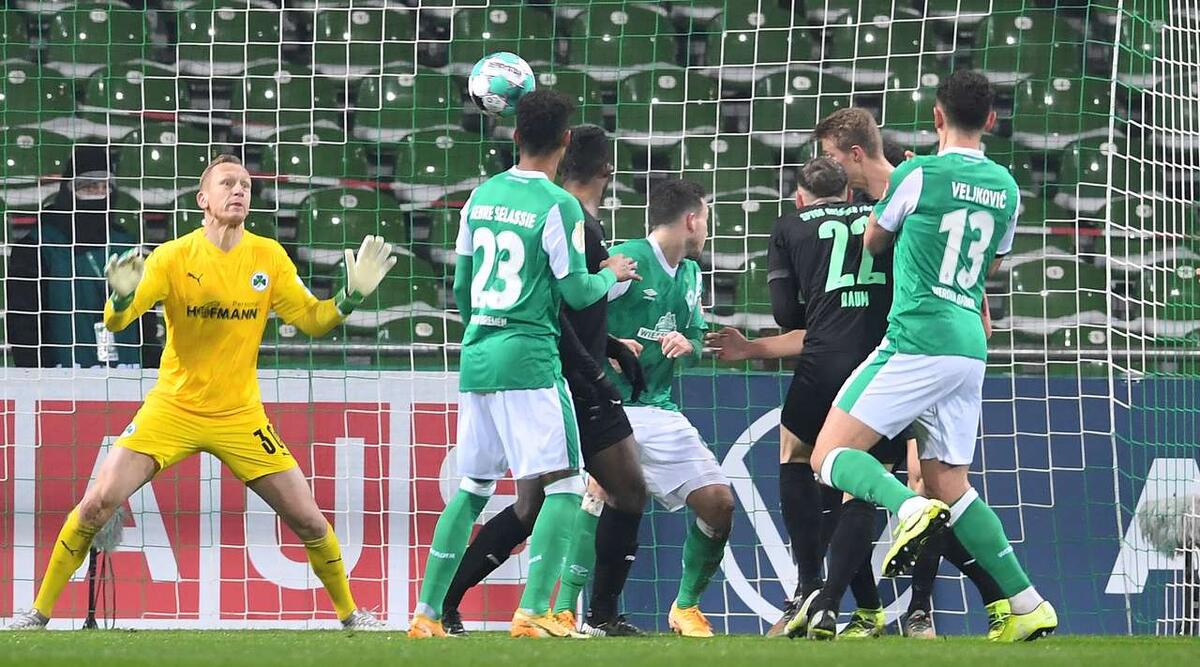 Фюрт пропускает первый гол в матче с Вердером.