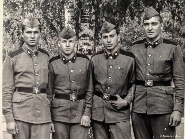  На этой фотографии та же компания, плюс Саня Симонов (крайний слева), два месяца спустя - в учебной школе младших сержантов г.Кстово Горьковской области.