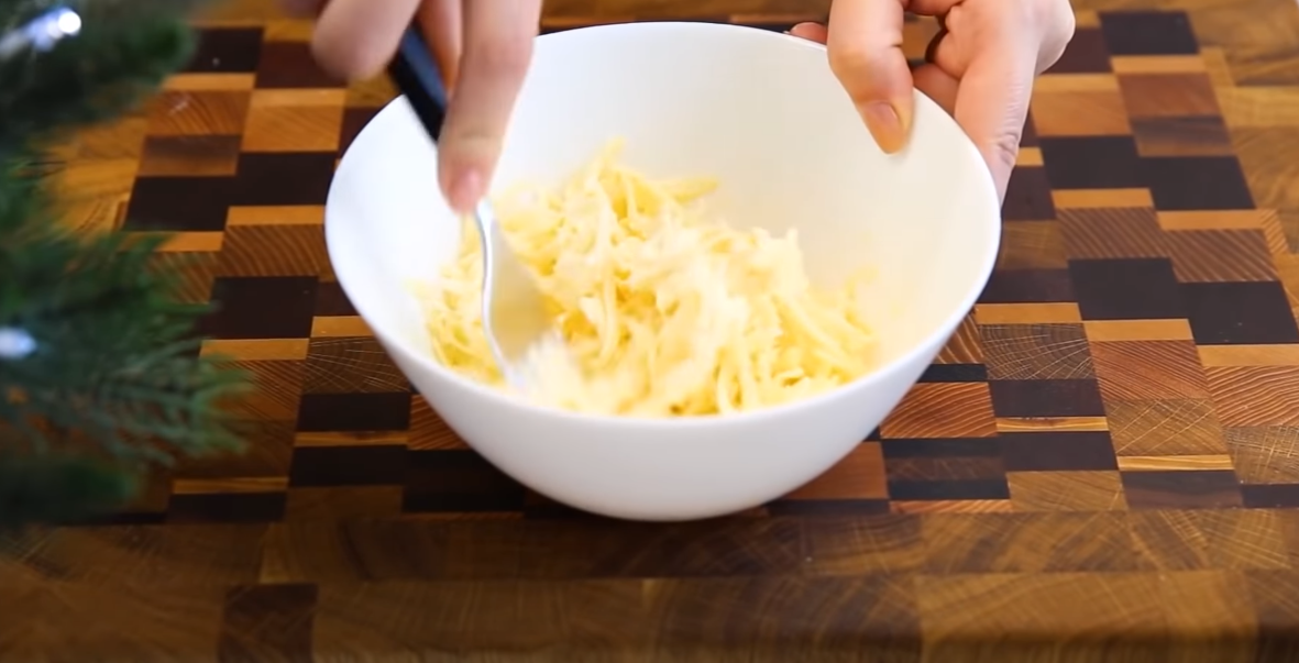 Натираем сыр, добавляем к нему майонез, сушеный чеснок и перемешиваем. Это будет начинка.