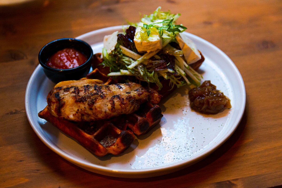 Вафля с куриной грудкой, бельгийским сыром и салатом из зеленых яблок