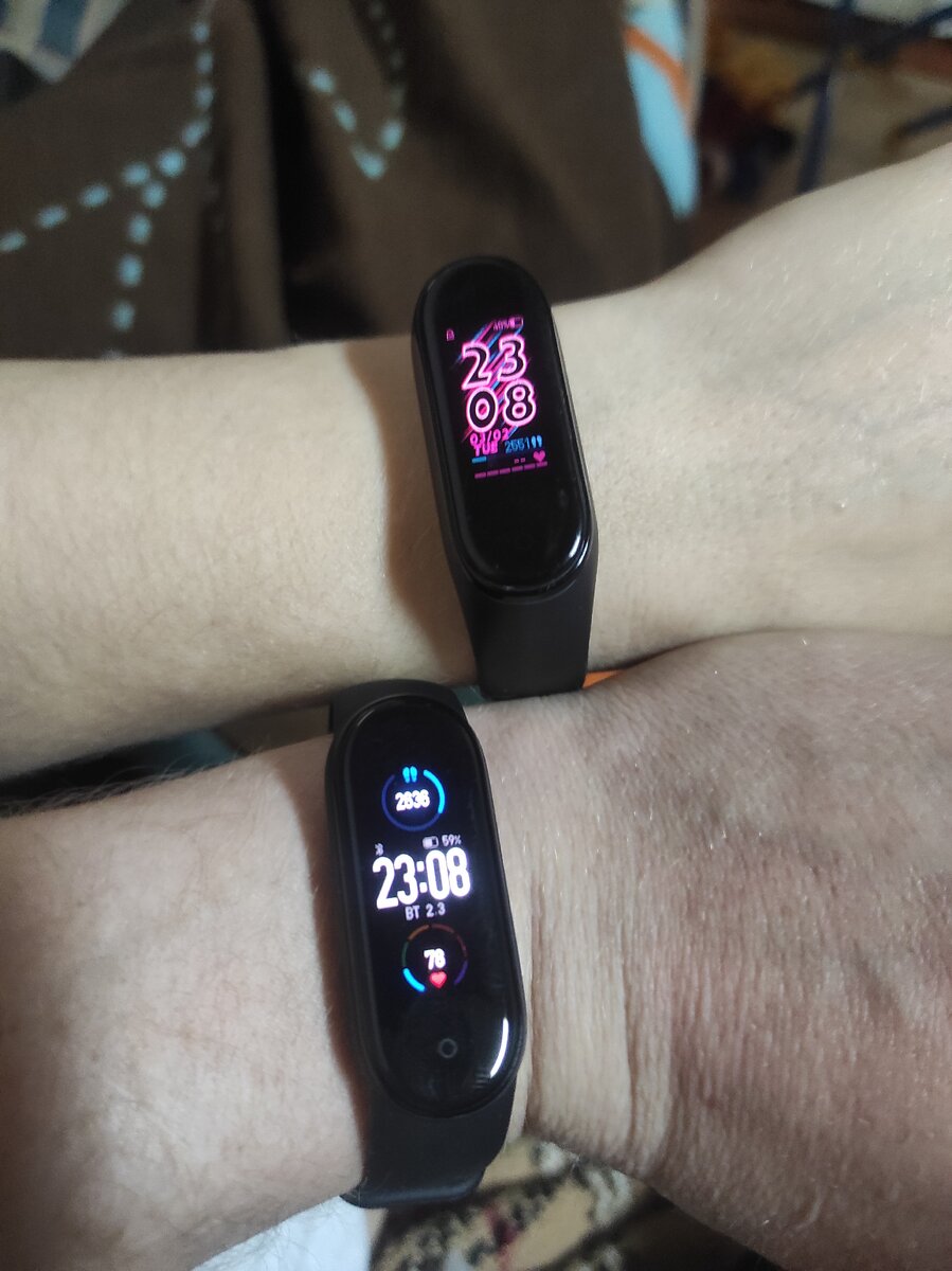 На фото Mi Smart Band 4 и 5