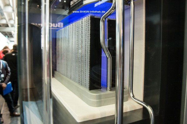 Выставка ISH 2015: Топливный элемент в BZH192iT представляет собой улучшенную версию элемента AISIN, уже известного по FC10, который также установлен в более новом FC10. Источник изображения: https://www.bhkw-infothek.de/wp-content/uploads/2015-ISH-Buderus-Logapower-BZH192iT-Bild3-600x400.jpg