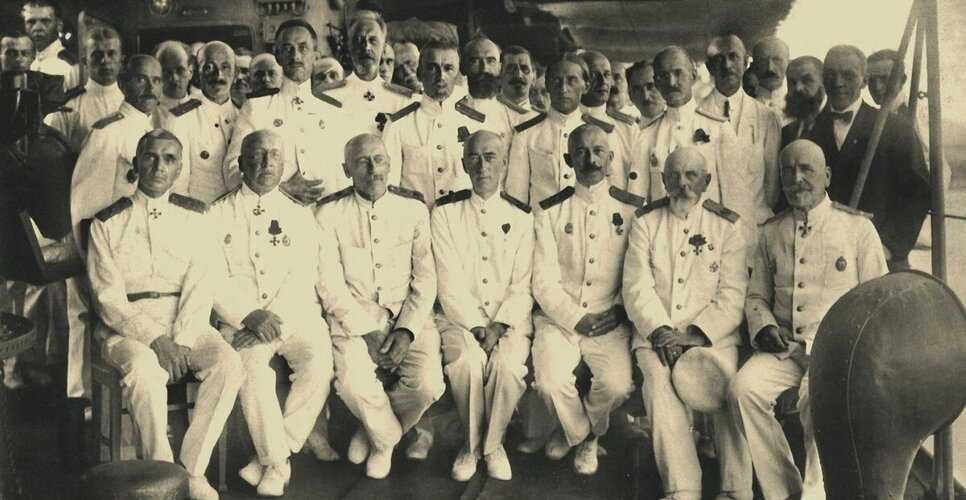  На фотографии: Офицеры Русской эскадры в Бизерте на эскадренном миноносце «Дерзкий».