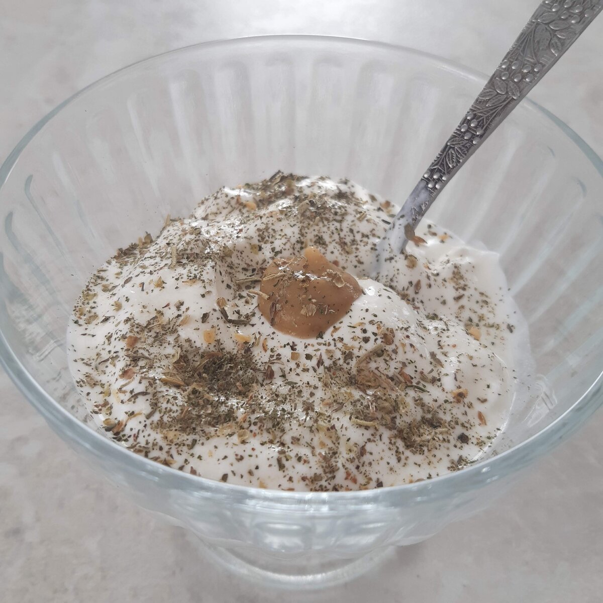 Еще вариант сметанного соуса: сметана + специи "Травы Греции" + горчица.