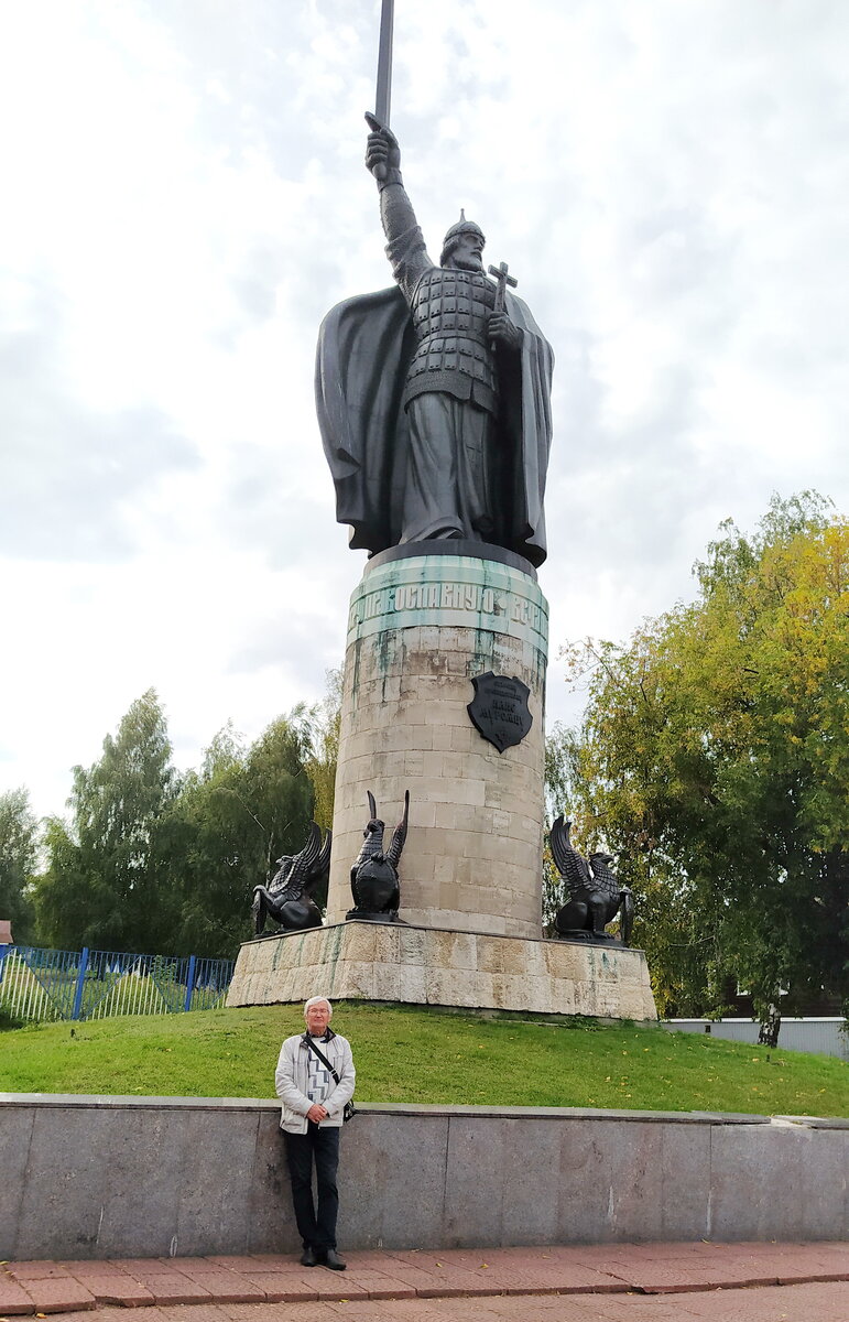 Памятник Илье Муромцу в Центральном парке на берегу Оки.