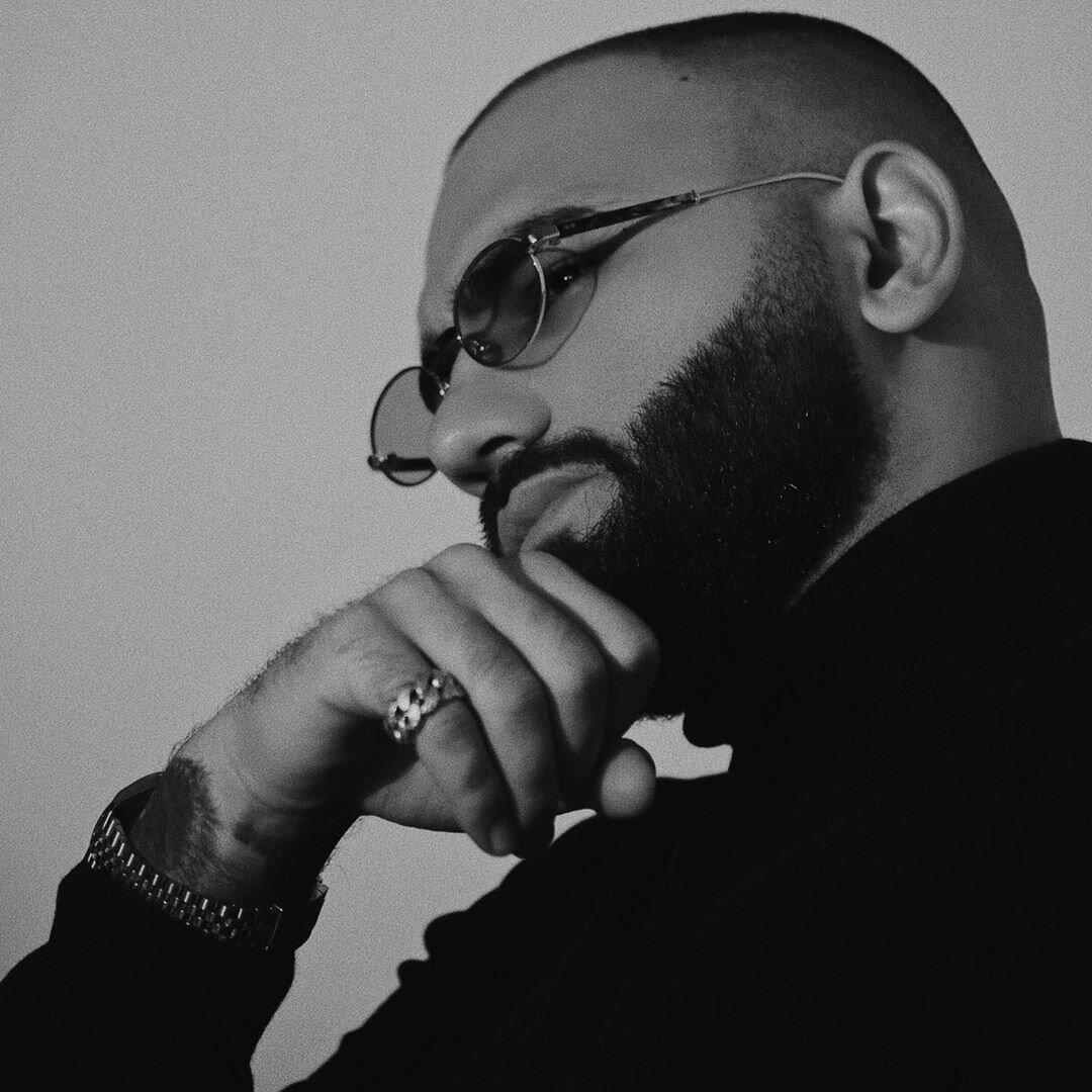 HammAli, он же Александр Алиев, появился на свет 18 июля 1992 года. По национальности Алиев азербайджанец. Как и его коллега, Саша рос примерным ребенком на радость родителям, которые в свою очередь певческие начинания сына и непреодолимую тягу к искусству не пресекали, а, наоборот, всячески поддерживали.