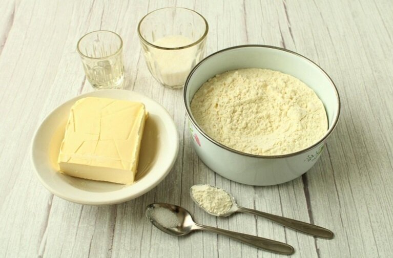 Шаг 1. Подготовьте необходимые ингредиенты для приготовления песочной крошки для королевского пирога с творогом. Сливочное масло возьмите замороженное. Я использовала пшеничную муку высшего сорта, она наилучшим образом подходит для приготовления сладкой и сдобной выпечки.