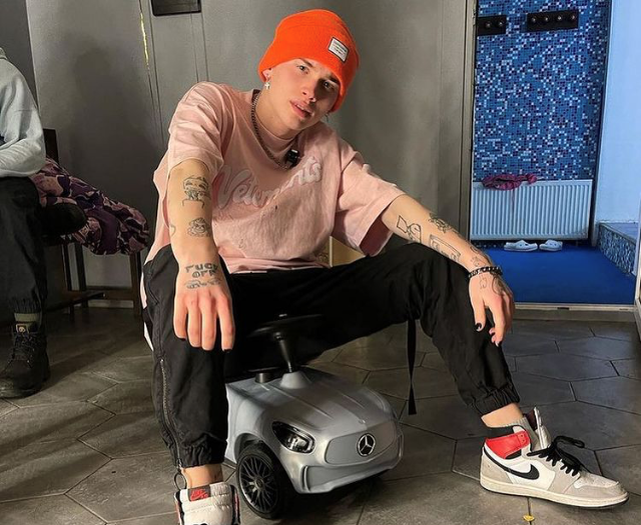 Моя новая тачка - так подписал Даня это фото, намекая на то, о чём мечтает.