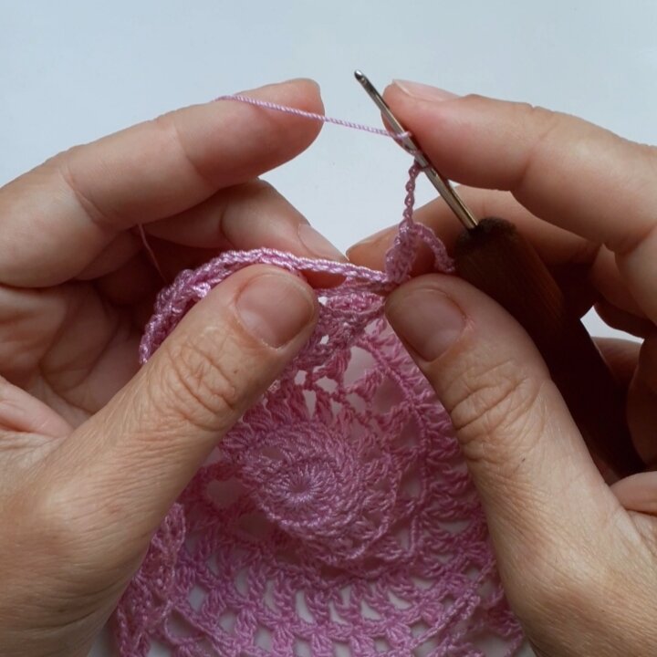 На фото вяжу простую салфетку, розовую))) Подробнее в публикациях канала