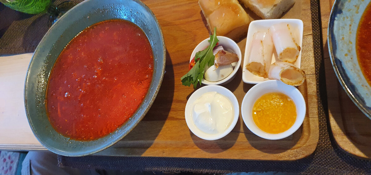 Обязательно закажите борщ!!! Вы удивитесь подаче этого блюда!!!! Да и порция самого борща не маленькая!!!