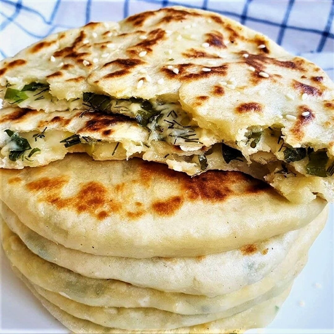 Жареные лепёшки с сыром и зеленью