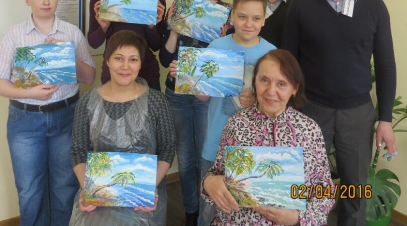 Рисовали какое-то экзотическое место, где я никогда не была:) Поэтому и выражение лица у меня такое:) Я сижу слева в темном платье.
