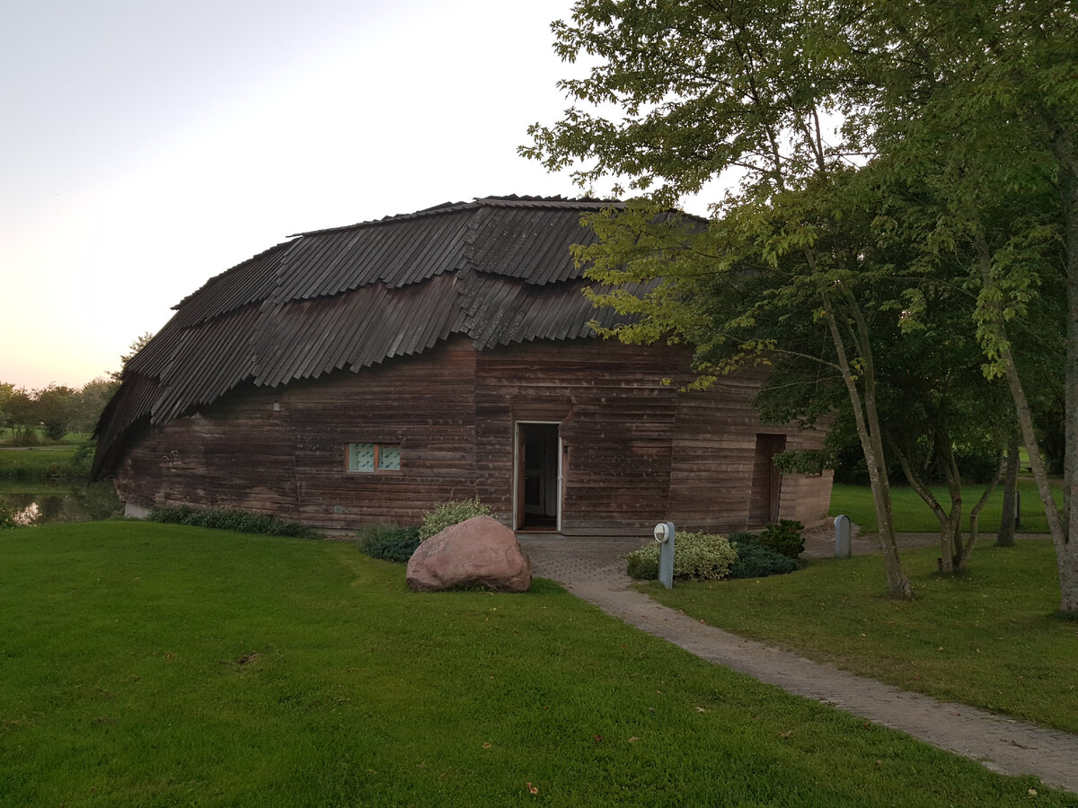 Этот дом собраний стилизован под дома викингов. Расположен на берегу озера на красивой лужайке. После вкусного обеда можно и прогуляться вокруг озера! 