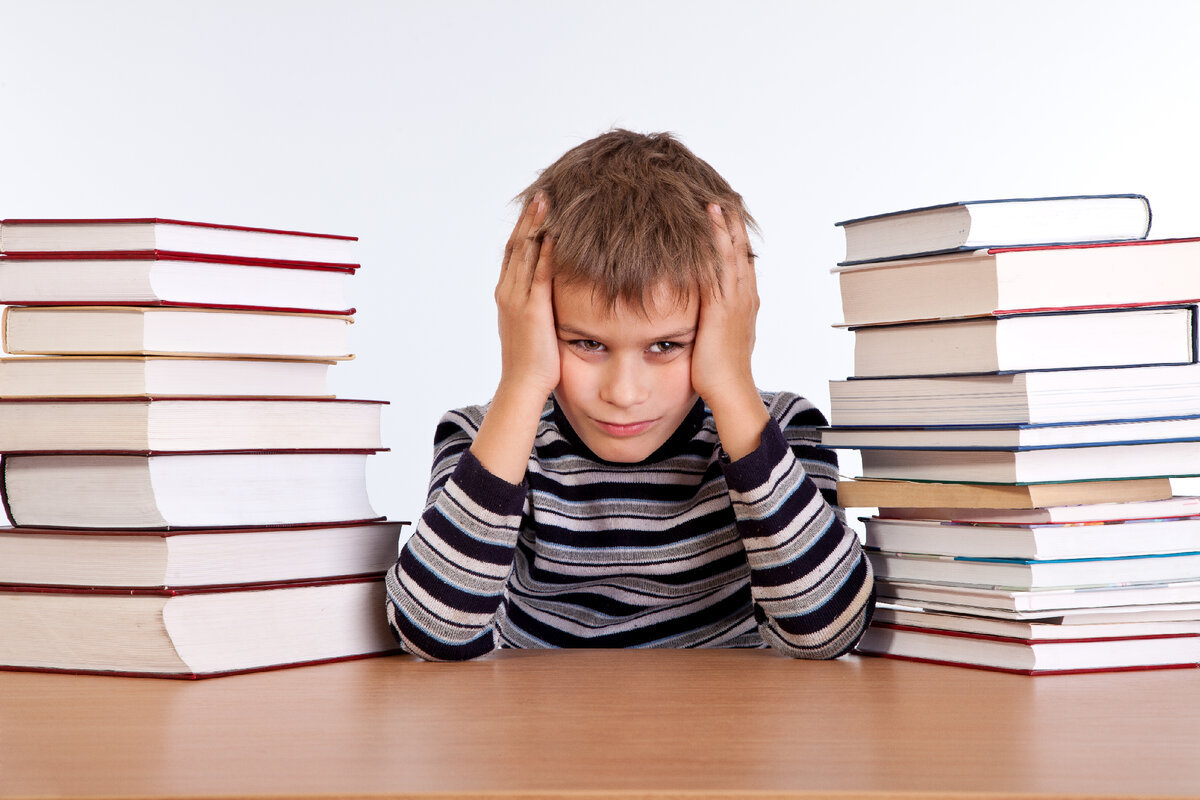 школьник сидит над уроками. Bored education. интерес к учебе. Bored education. подросток за учебой.