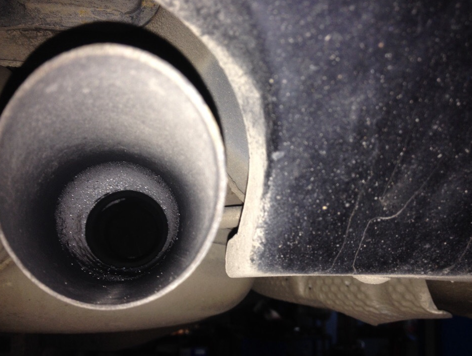 Часто труба выглядит совершенно "чистой". Но это тоже не так, она замёрзла и машина не заводится.