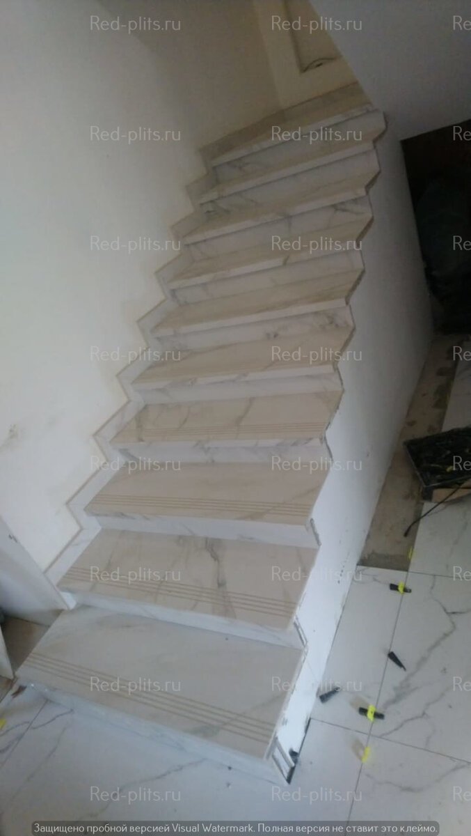 Работа по облицовке металлокаркасной лестнице в частном доме