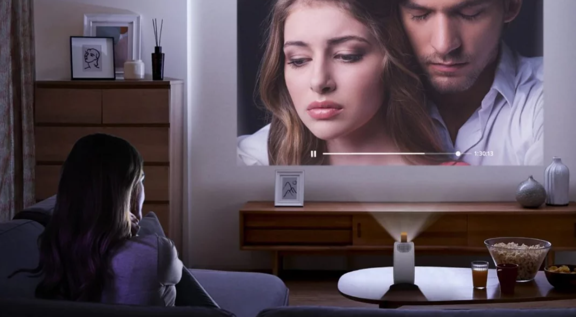 Изображение, проецируемое BenQ GV30 (фото с сайта https://tv-vybor.ru/novosti/2236-novyj-proektor-benq-gv30-umnoe-perenosnoe-ustrojstvo-so-stereozvukom.html)