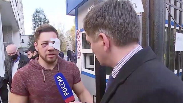 У героя берут интервью.