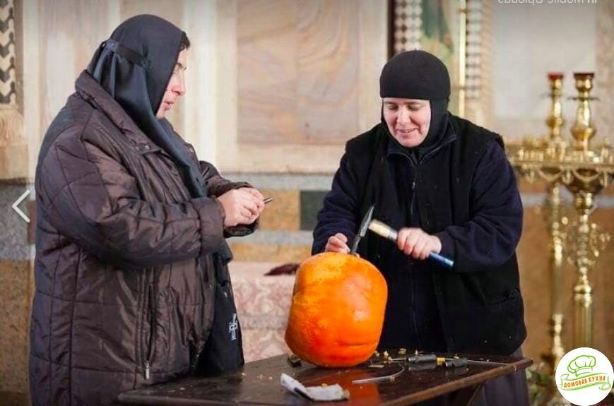 Подготовка тыквы к Хэллоуину 