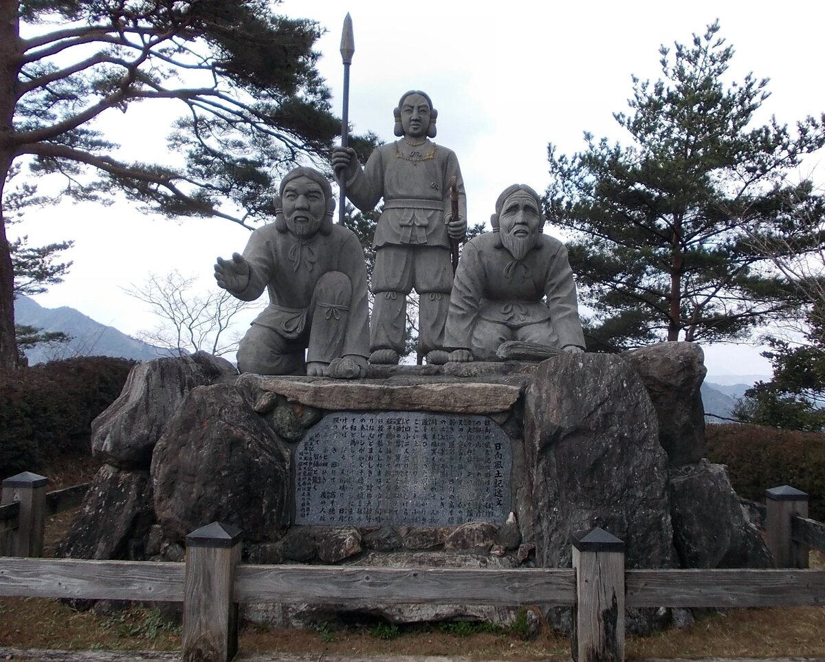 Ninigi-no-mikoto statue at Kunimigaoka Viewpoint
