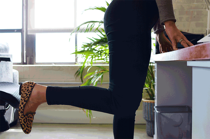 ⠀⠀Встань перед столом, согни ногу в колене так, чтобы между икрой и бедром было примерно 90 градусов. Теперь немного отведи ногу назад задержись на 0,5-1 секунды и верни ее обратно — это одно повторение. Сделай от 20 до 30 таких повторений.