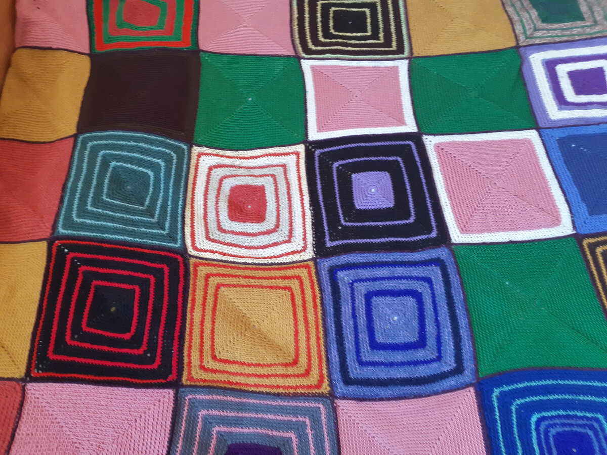 Сейчас мама увлекается крупными формами: это третий плед, который она вяжет из остатков шерсти.