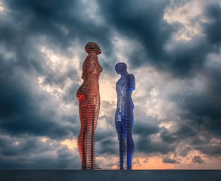 И каждые 10 минут они сливаются в поцелуе, чтобы потом снова расстаться...