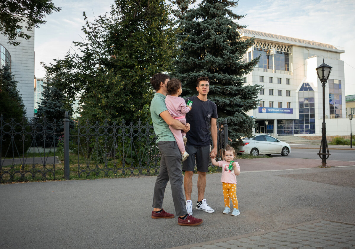 Дочки и папы на улице Заки Валиди в Уфе, август 2021
