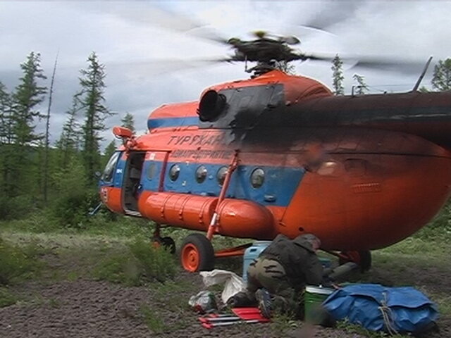 Не глуша двигатели мы разгрузили вещи.