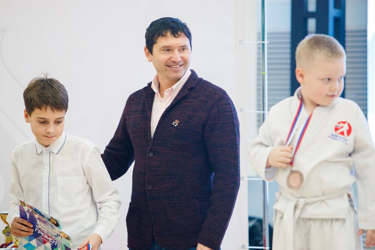 С восемью спортсменами