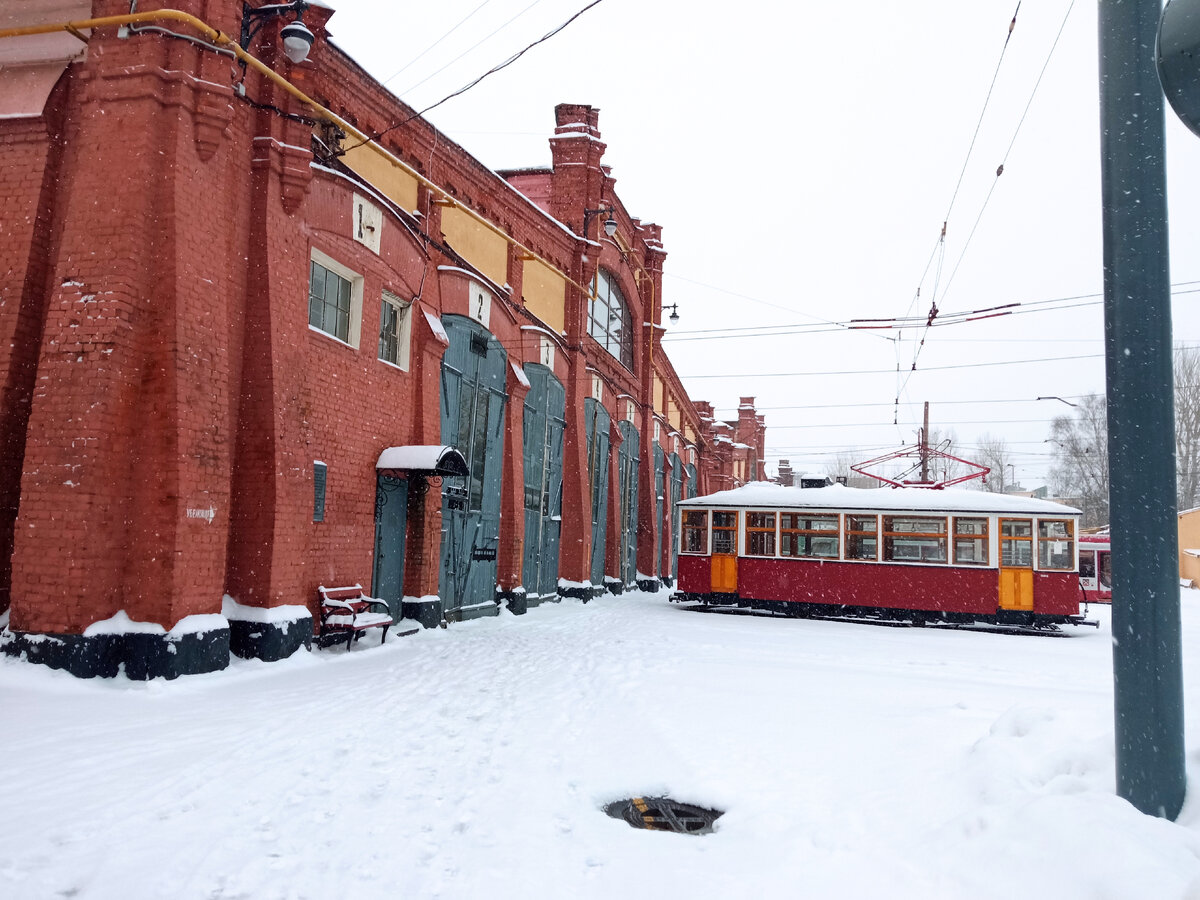 Экспозиционно- выставочный комплекс городского электротранспорта. Средний проспект В. О., 77.