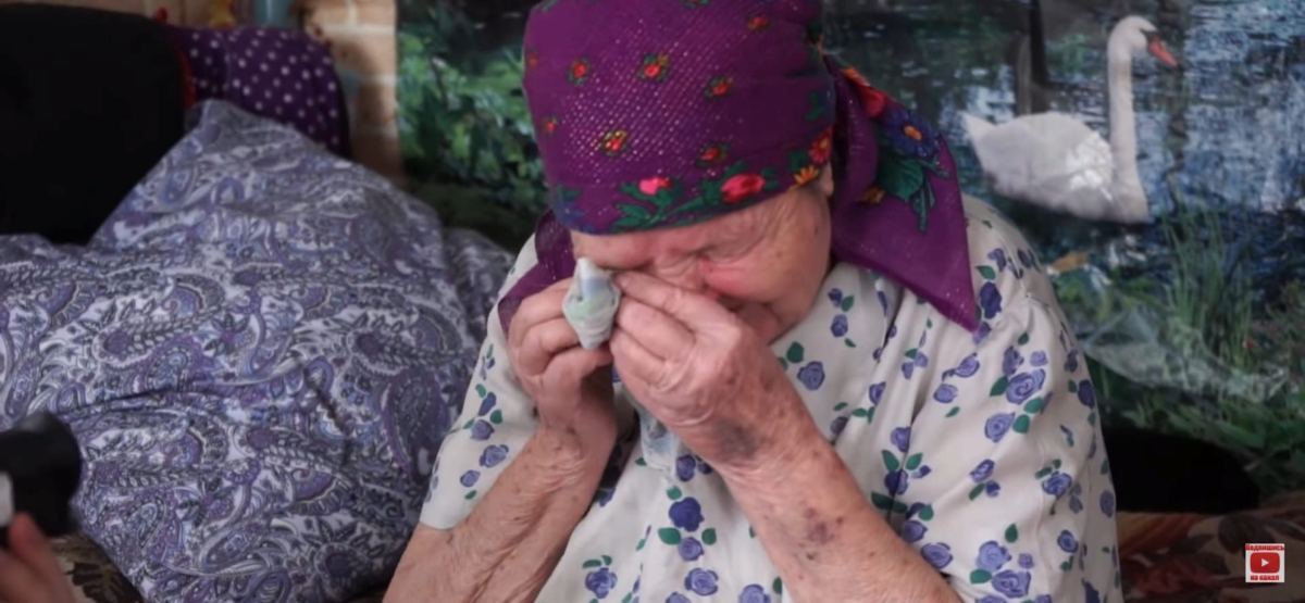 Последние выпуски игоря медова. Старые Деревенские бабушки. Бабушка деревенская с молодоженами. У бабушки в деревне старые фото. Игорь мёдов последний выпуск бабушка Раиса