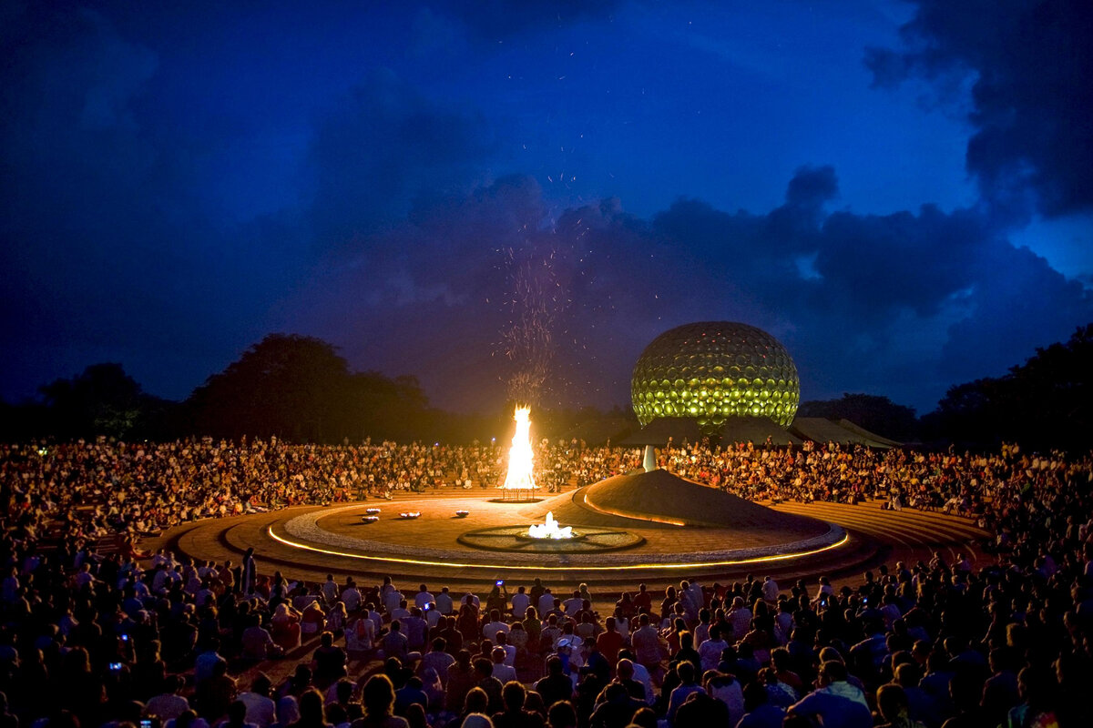 Экопоселение Ауровиль - религиозное служение.