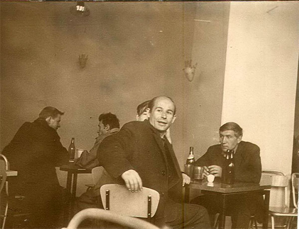 Николай Рубцов и Игорь Ляпин в столовой на ул. Добролюбова, куда студенты Литинститута нередко заходили выпить пива