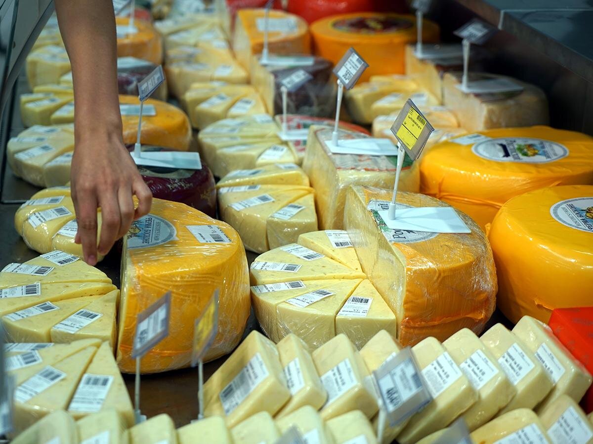 Сколько стоит дешевый сыр. Выкладка сыров на витрине. Выкладка сыра на витрине. Выкладка сыров в магазине. Красивая выкладка сыров.