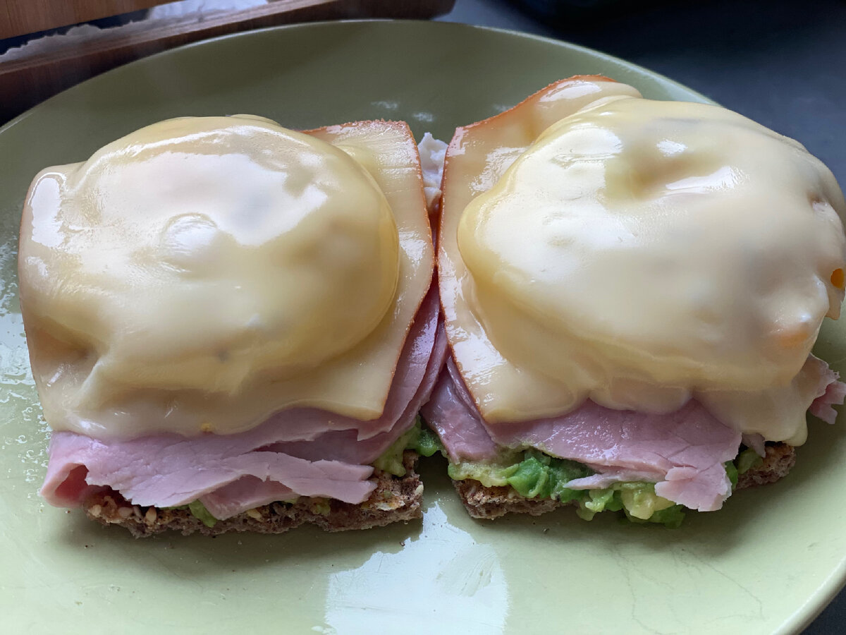 Тосты с авокадо и яйцом