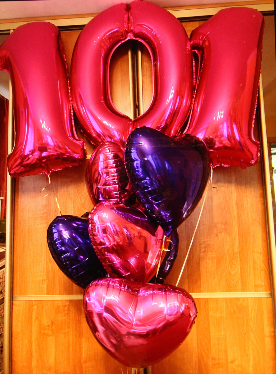 Вот такое счастье к нам приехало накануне дня рождения дочери. Снято на телефон.