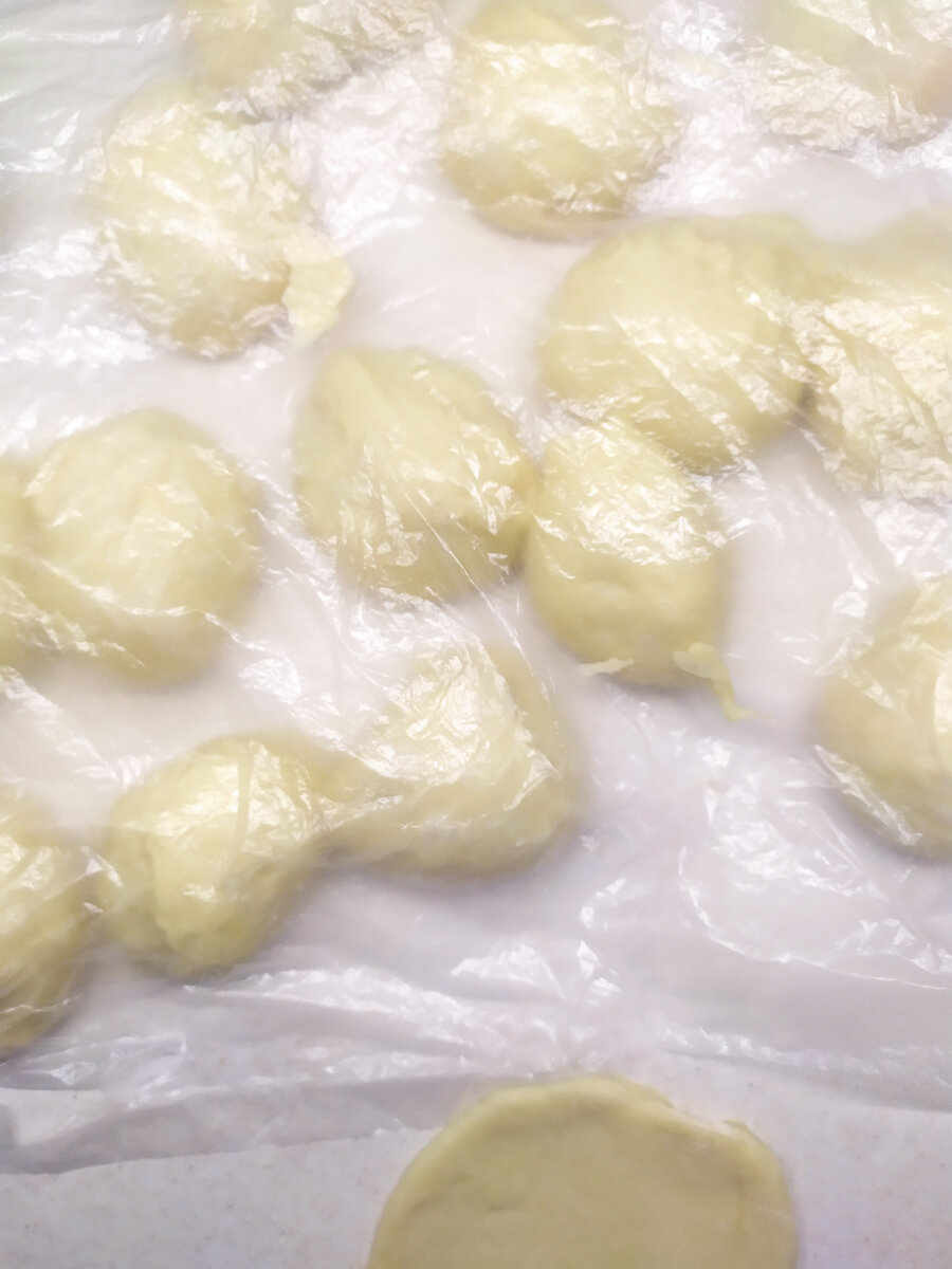 Прикрыла целлофаном, чтобы не "заветривались"...