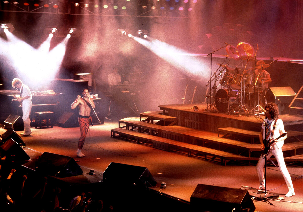 Гастрольный тур Queen ''The Works Tour'.Фото из Яндекс Картинки.