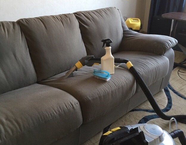 Чистим диван и кресла в домашних условиях
