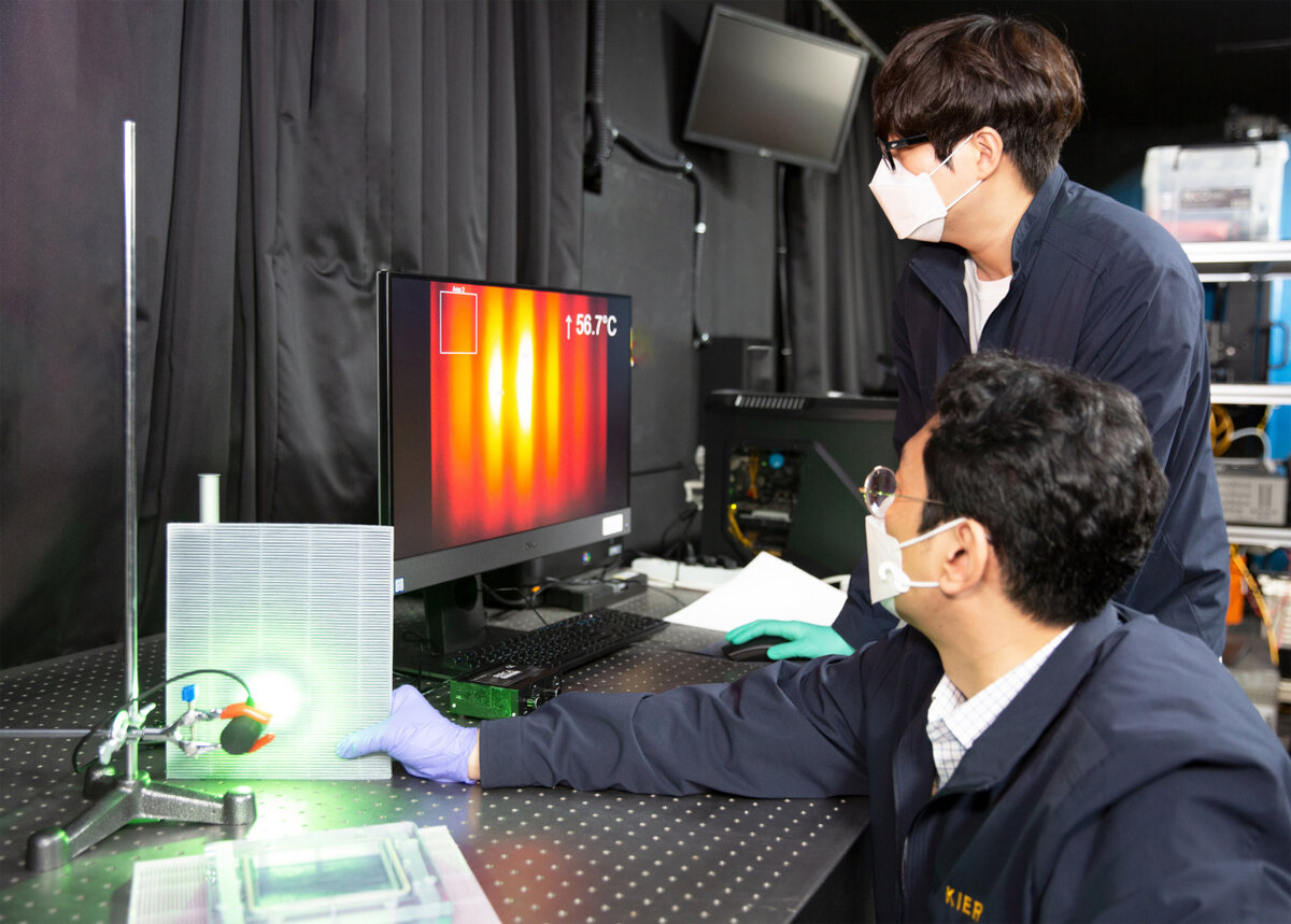 Исследователи  из Корейского института энергетических исследований тестируют тепловые  характеристики высокоэффективных воздушных фильтров для твердых частиц  на основе фототермического эффекта (Корейский институт энергетических  исследований)