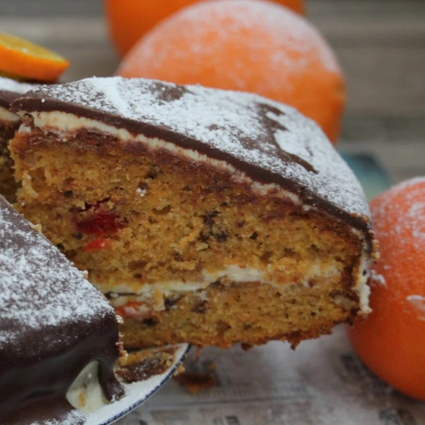 Продолжая тему тортов, хотелось бы предложить еще один рецепт вкусного и нестандартного торта. В предыдущих статьях есть подробный рецепт морковного пирога со специями, так вот мы будем использовать этот рецепт теста, добавим крем и глазурь и вкуснейший праздничный торт готов 🎂