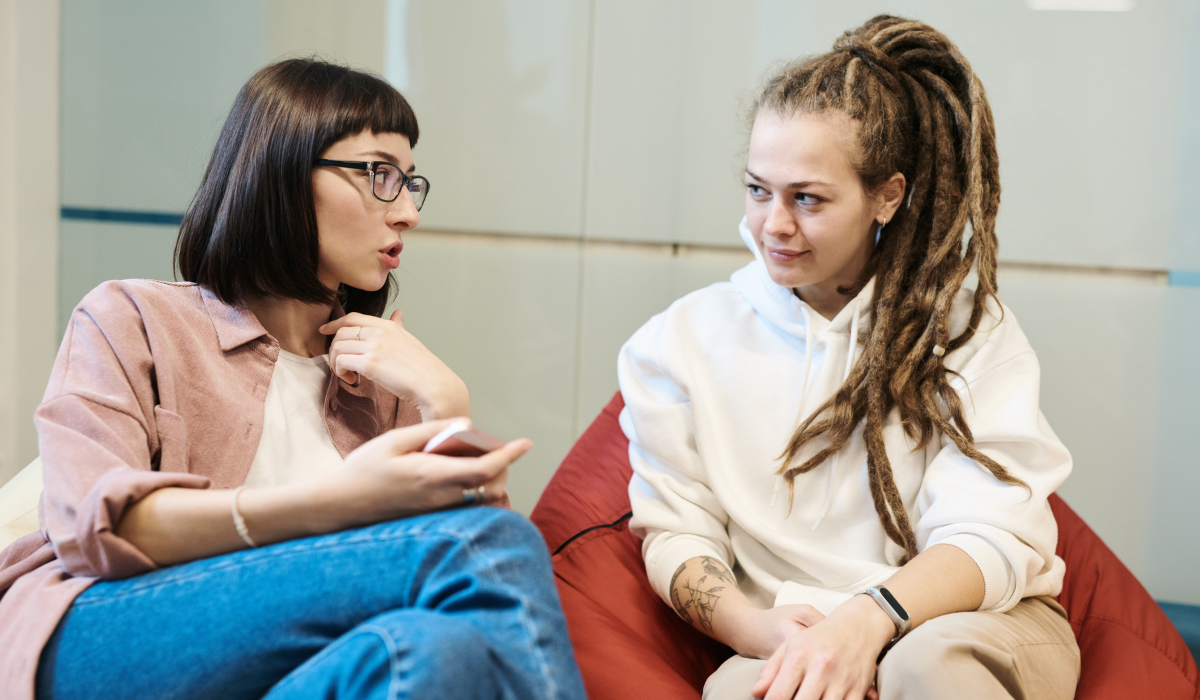 Часто в учебниках используют лексику, которая уже не актуальна в жизни. Только практика с носителями языка обогатит ваш разговорный английский.