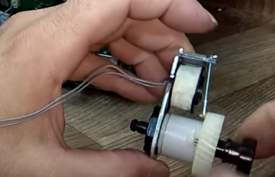 В определенном положении соленоид тормозит шестерню, опуская контакт и замыкая цепь