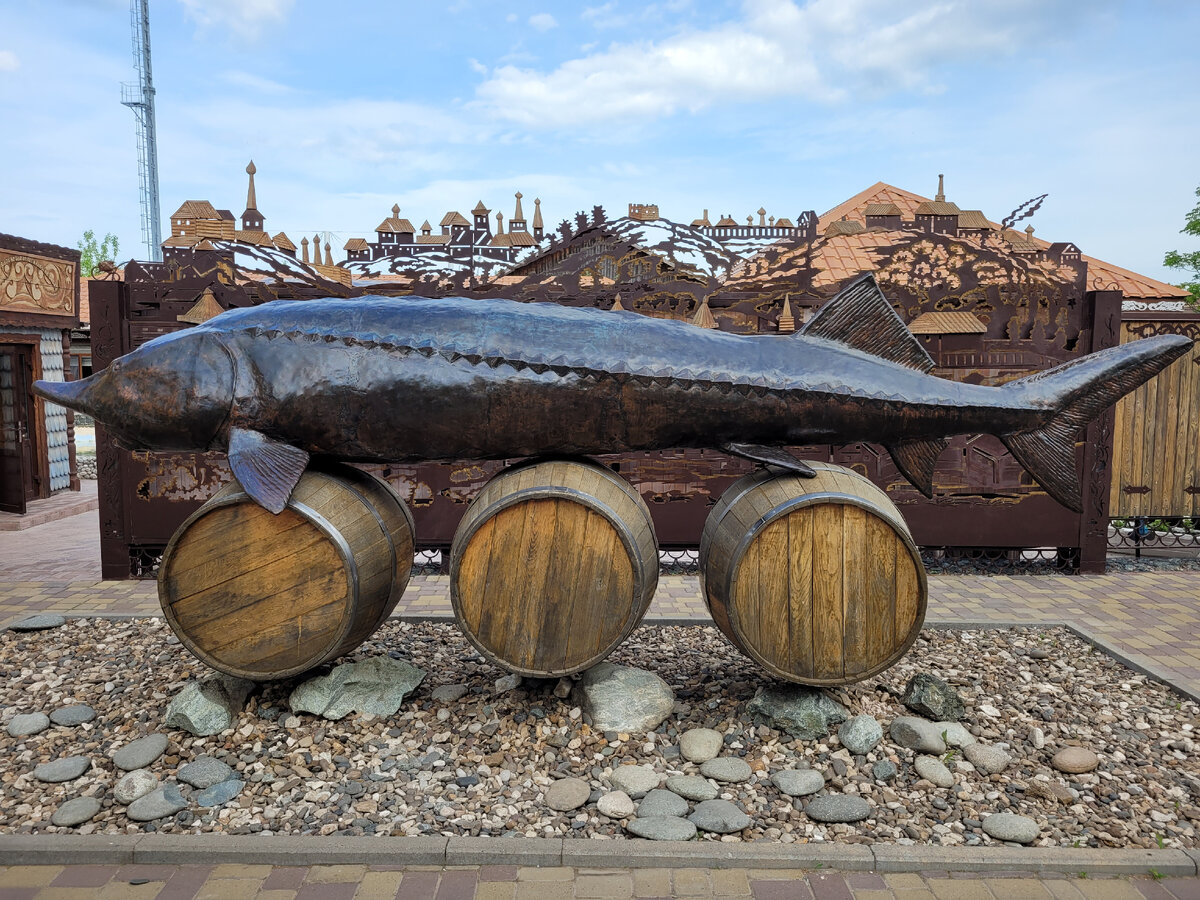 во-первых, невозможно пройти мимо такой рыбины – сразу же интересно заглянуть и посмотреть что там дальше